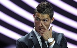 C. Ronaldo mặt &#39;lạnh như băng&#39;, lườm Iniesta