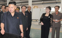 Vợ Kim Jong-un mặc quần tây đi thăm nhà máy ngói