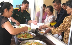 Bếp ăn từ thiện của lính quân y