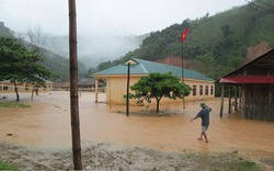 Lũ bao vây, bản làng mênh mang nước