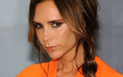 Victoria Beckham: Váy rực rỡ nhưng mặt “lạnh tanh”