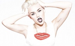 Miley Cyrus nghịch ngợm, để môi trên ngực