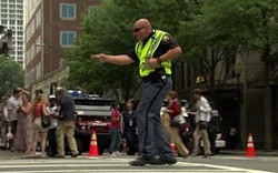 Clip: Cảnh sát nhảy sexy để... điều khiển giao thông