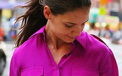 Katie Holmes đỏ mặt, luống cuống phủi váy