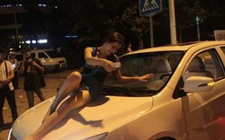 Kiều nữ ngả ngốn trên mui xe, thách thức CSGT