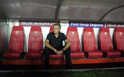 Để thua Sevilla, Mourinho nổi đóa với học trò