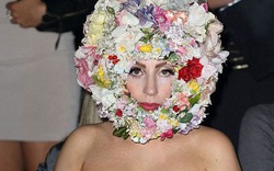 Lady Gaga đội... vòng hoa sùm sụp trên đầu