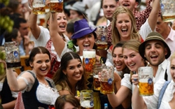 Lễ hội bia Oktoberfest của Đức chảy trong lòng Hà Nội