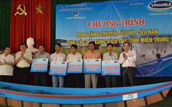 Tặng thuyền cứu hộ cho người dân miền Trung