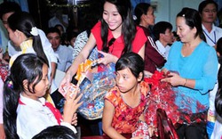 Hoa hậu Đặng Thu Thảo về quê Bạc Liêu vui trung thu với trẻ nghèo