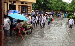 Mưa lớn, thí sinh thi đại học bì bõm... lội nước