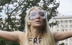 Pháp cho thành viên biểu tình ngực trần tị nạn chính trị