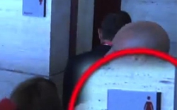 Clip: Sợ phóng viên, chủ tịch Barca trốn vào nhà vệ sinh nữ