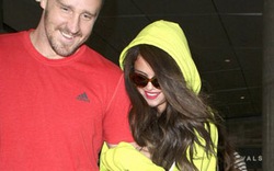 Selena Gomez thân mật ôm riết... bố dượng