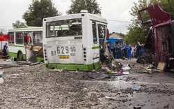 Nga: Va chạm với xe tải, xe buýt bị gẫy đôi 