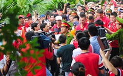 Trước trận gặp Việt Nam, cầu thủ Arsenal đi lễ chùa