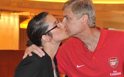 ẢNH &#34;ĐỘC&#34;: Wenger bất ngờ thắm thiết hôn nữ nhân viên khách sạn