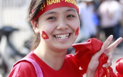 Những bóng hồng xinh đẹp bán đồ cổ vũ trận Việt Nam - Arsenal