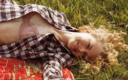 Nicole Kidman bung cúc áo, lả lơi trên đồng cỏ