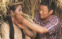Bắt gặp Vân Trang tình tứ trai làng bên lụm rơm