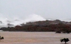 Cận cảnh bão số 5 với sóng bạc đầu tấn công đảo Cô Tô