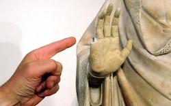 Du khách làm đứt tay… tượng quý 600 tuổi, cả Italia sốc