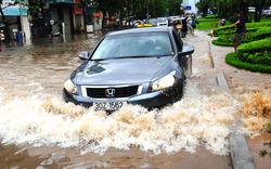 Hà Nội ngập lụt cả mét: &#34;Sông&#34; giữa lòng Thủ đô
