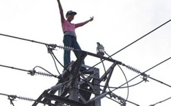 Nghẹt thở giải cứu người phụ nữ đứng múa trên đỉnh cột điện
