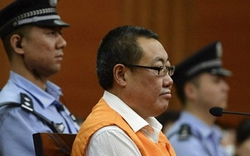 Tham quan Trung Quốc xài hàng hiệu lĩnh 14 năm tù 