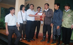 Đồng chí Lại Xuân Môn tặng quà đồng bào bị lũ quét tại Sa Pa - Lào Cai