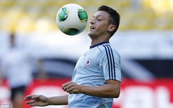 Ozil phá sức điên cuồng với hoa hậu Venezuela... trên giường