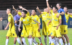 Cầu thủ V.League ngồi nhà dài cổ ngóng... tiền thưởng