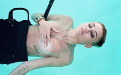 Miley Cyrus ôm ngực trần, mơ màng trên nước