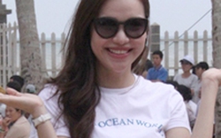Hoa hậu 9X cười tươi nhặt rác dọc bãi biển