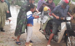 Bão càn quét Hà Tĩnh: Nước ngập trắng, nhà bật tung