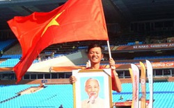 Người mang cờ Việt Nam, ảnh Bác Hồ đến khán đài World Cup