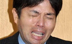 Chính trị gia Nhật Bản khóc mếu vì bị... nhà báo hỏi dồn