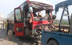 KINH HOÀNG: Xe khách chở 39 cán bộ về hưu Hà Nội lao trực diện vào xe tải trên QL1A
