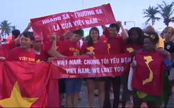 Fan Việt tặng áo đỏ in bản đồ Việt Nam đến bạn bè thế giới tại World cup 2014