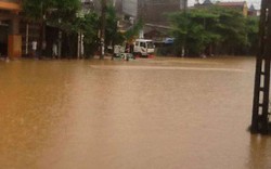 Mưa dữ dội, nhiều tuyến phố Lào Cai chìm trong biển nước
