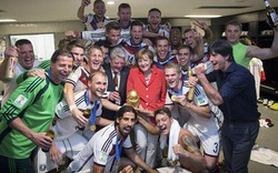 Nữ Thủ tướng Merkel phấn khích vào tận phòng thay đồ chúc mừng tuyển Đức