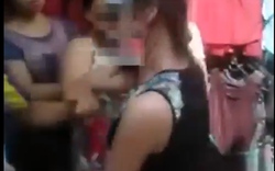 Clip: Cô gái bị cắt tóc giữa chợ vì trộm điện thoại gây sốc cộng đồng