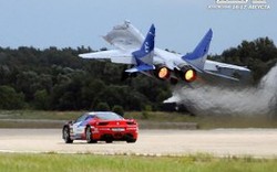 Cận cảnh siêu xe đua tốc độ với chiến đấu cơ Su-27 và MiG-29UB