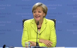 Phóng viên hát mừng sinh nhật Thủ tướng Đức Merkel trong buổi họp báo