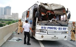 Hà Nội: Xe khách nát đầu vì đâm vào xe trộn bê tông tại vành đai 3 trên cao