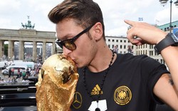 Vô địch World Cup, Ozil vung tiền làm từ thiện