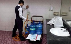 Xôn xao bức ảnh nhân viên sân bay Tân Sơn Nhất lấy nước từ WC cho vào bình