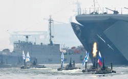 Hải quân Nga diễu hành hoành tráng, phun vòi rồng, nã tên lửa