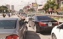 Đăng kiểm xe ở Hà Nội: Xếp hàng chờ từ trưa, chiều về... tay không