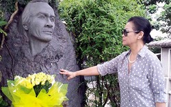 Khánh Ly mang hoa hồng vàng lặng lẽ đến viếng mộ nhạc sĩ Trịnh Công Sơn 
